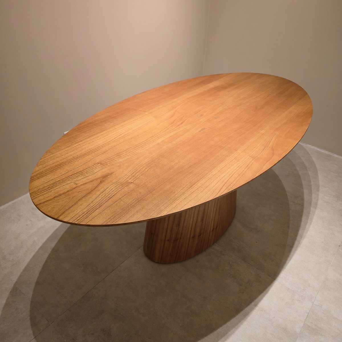 Mesa de Jantar Tenessi 6 Lugares Oval Com Base Cônica Oval Central